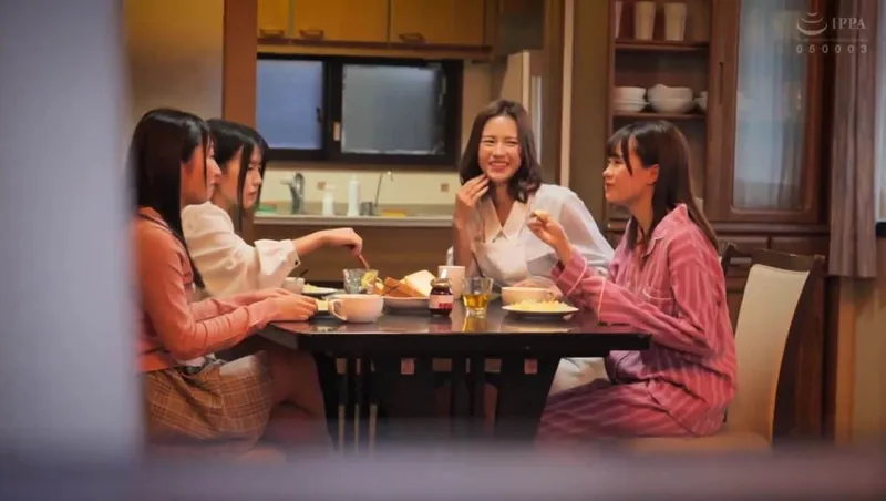 Bố đi vắng, 4 con yêu ở nhà bị những tên côn đồ để ý tới
