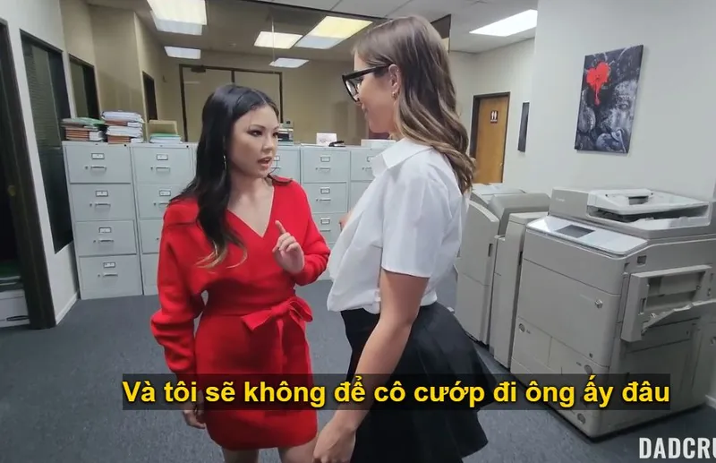 Bố dượng may mắn xxx cùng lúc cục vàng và em trợ lý riêng