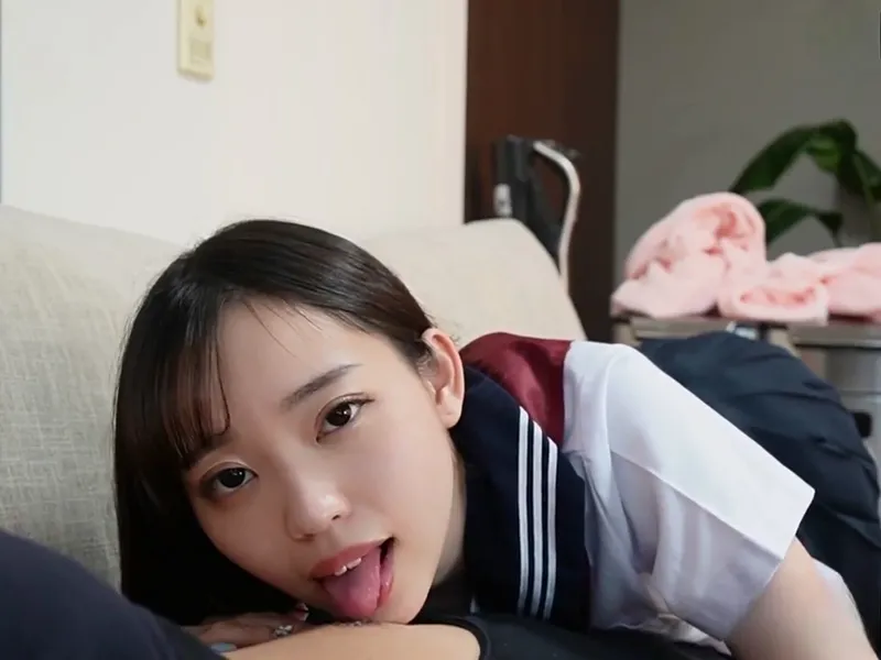 Học sinh nữ ngây thơ bị tên ba cóc chọc dương vật giả vào lồn